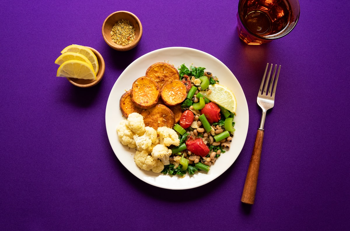 Grüner Salat mit Avocado, Walnüssen und Granatapfel